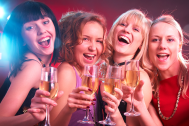 woman_friends_party_christmas_drink_70191391